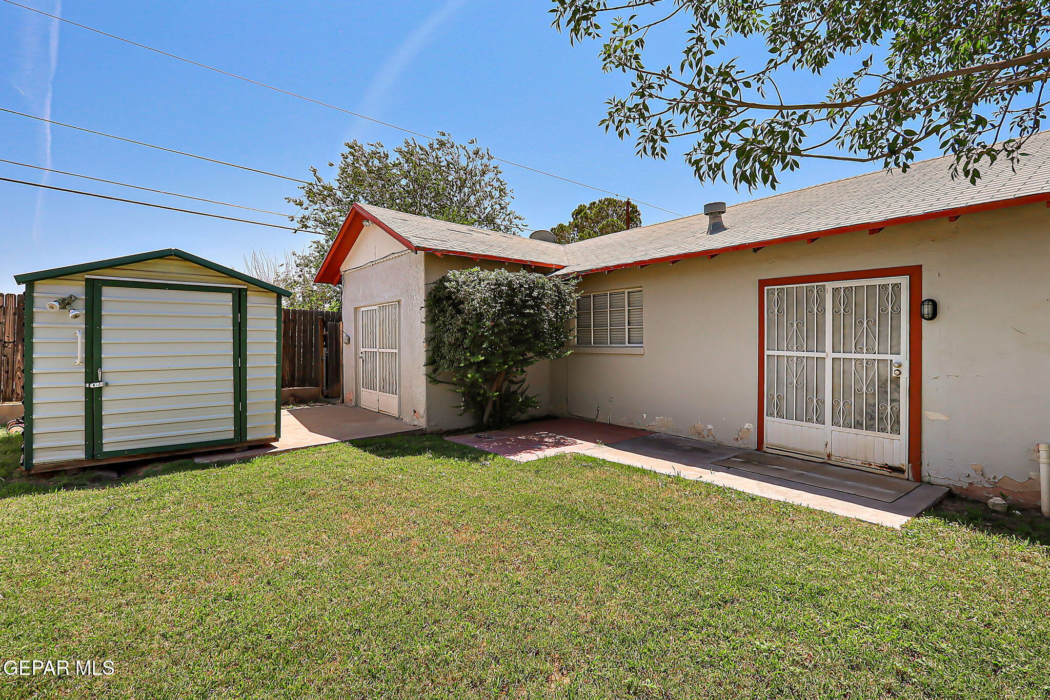 122 North Pendell Road El Paso, TX 79905 - Photo 56 of 62 front view of a house with a yard