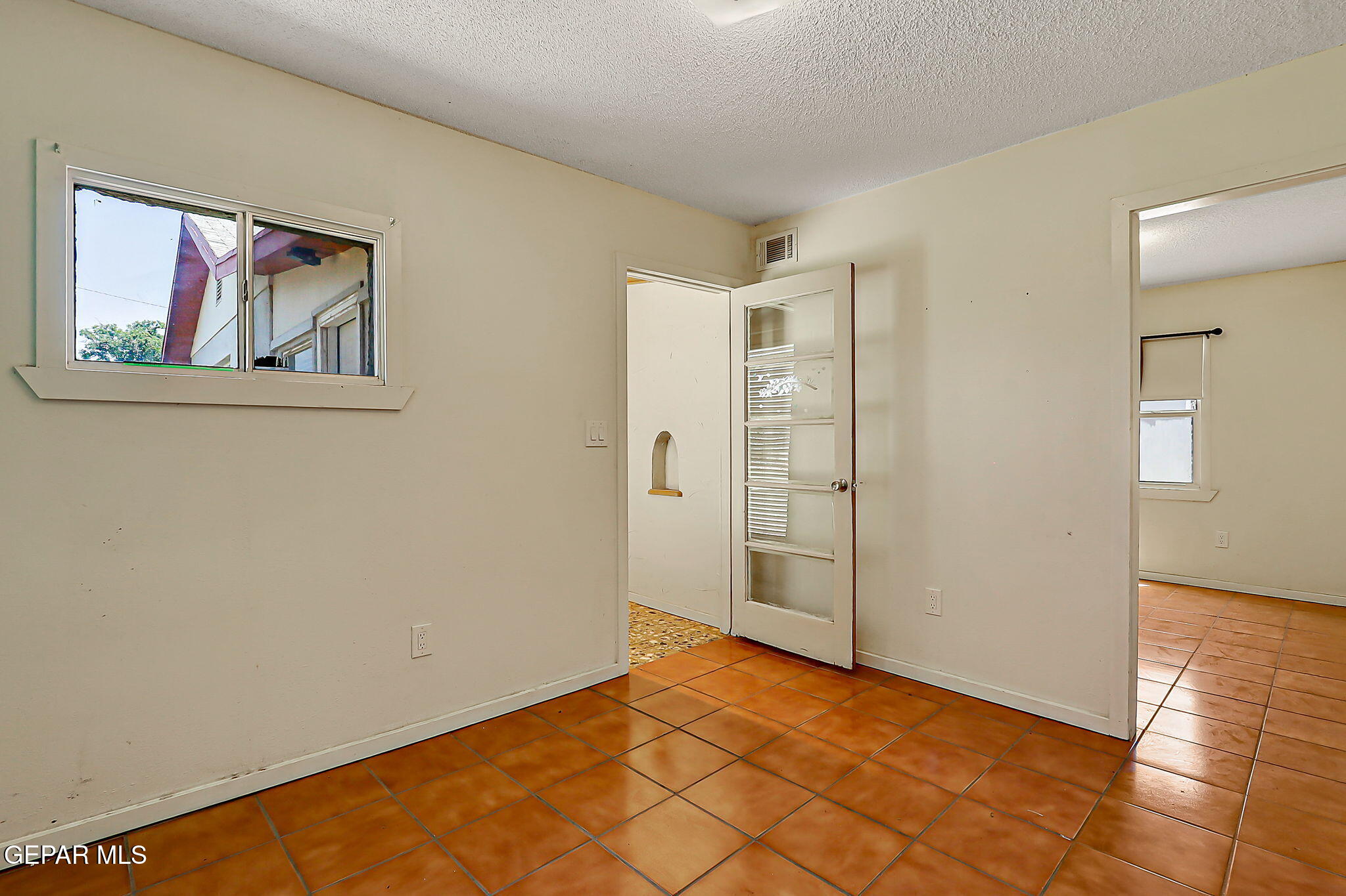 122 North Pendell Road El Paso, TX 79905 - Photo 8 of 62 a view of an empty room