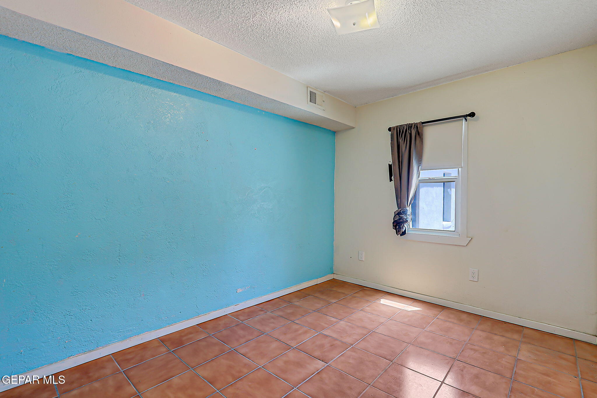 122 North Pendell Road El Paso, TX 79905 - Photo 9 of 62 an empty room with windows