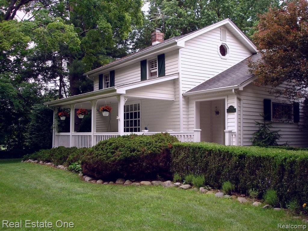 2250 East Gunn Road Rochester, MI 48306 - Photo 2 of 16 side view