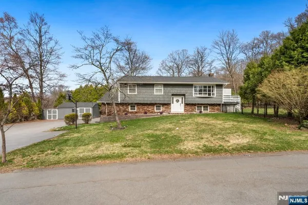 $550,000 | 13 Hunters Lane, Andover, NJ 07821