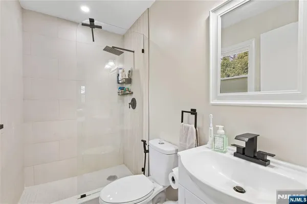 $550,000 | 13 Hunters Lane, Andover, NJ 07821