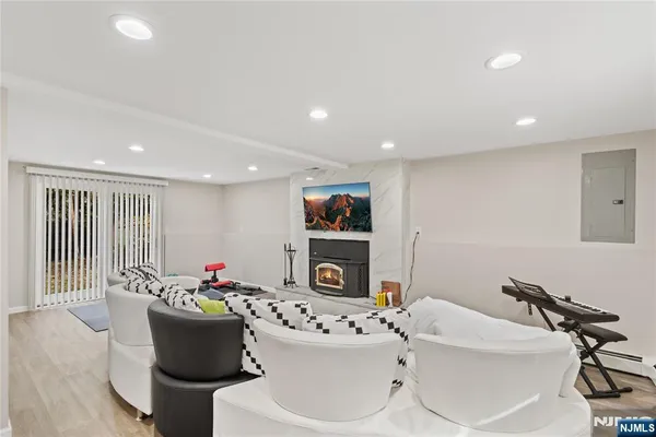 $550,000 | 13 Hunters Lane, Andover, NJ 07821