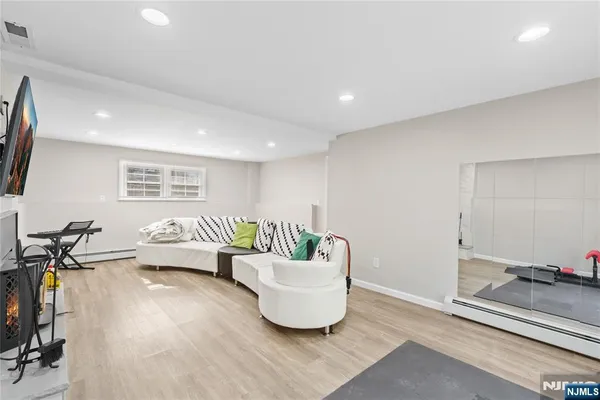 $550,000 | 13 Hunters Lane, Andover, NJ 07821