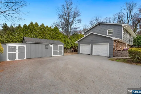 $550,000 | 13 Hunters Lane, Andover, NJ 07821