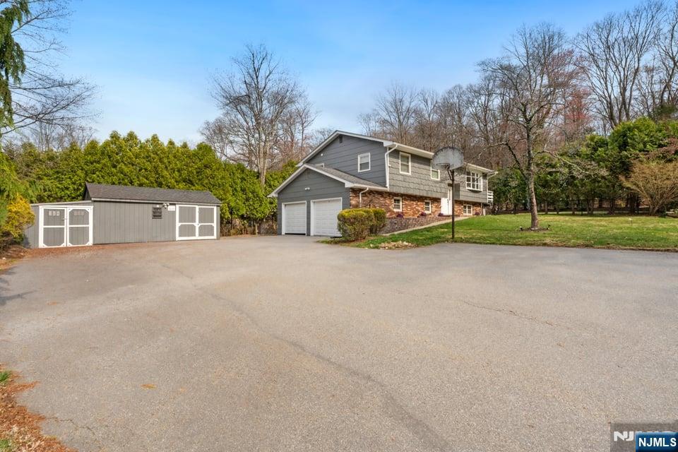 13 Hunters Lane Andover, NJ 07821 - Photo 3 of 35