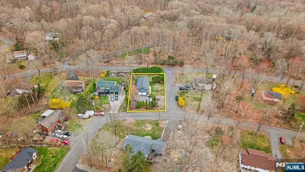 $550,000 | 13 Hunters Lane, Andover, NJ 07821