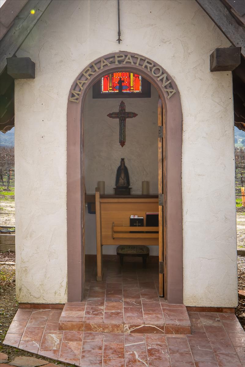 4892 Hapgood Road Lompoc, CA 93436 - Photo 28 of 32 a view of a hallway that has a table and a potted plant