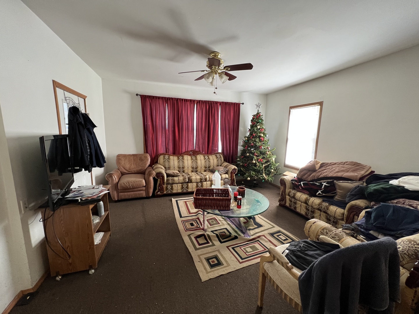 7501 West 58th Street Summit, IL 60501 - Photo 3 of 8 a living room with furniture and a chandelier