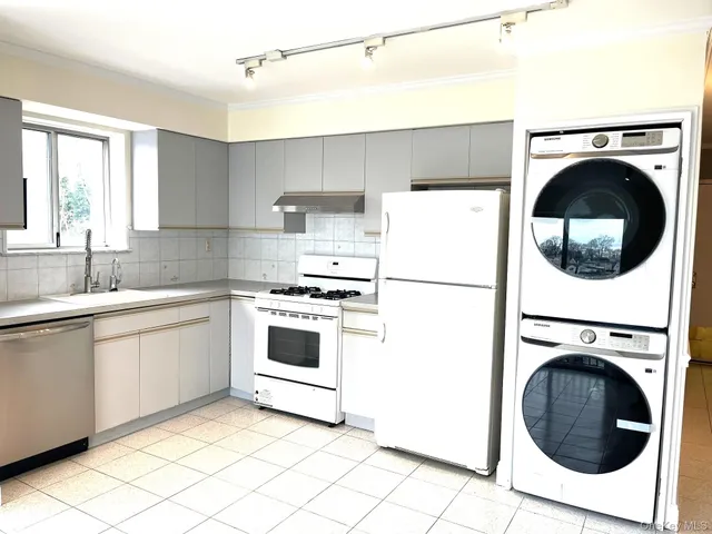 $3,500 | 520 Ellsworth Avenue, Unit 2B | Throgs Neck