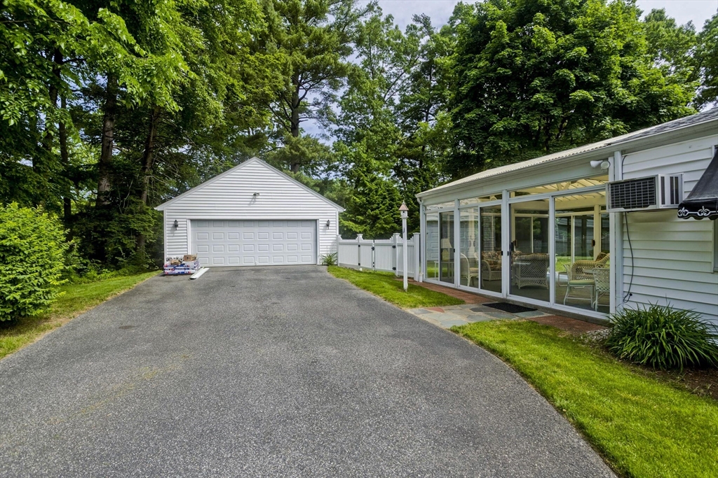 190 Mary Coburn Road Springfield, MA 01129 - Photo 4 of 31