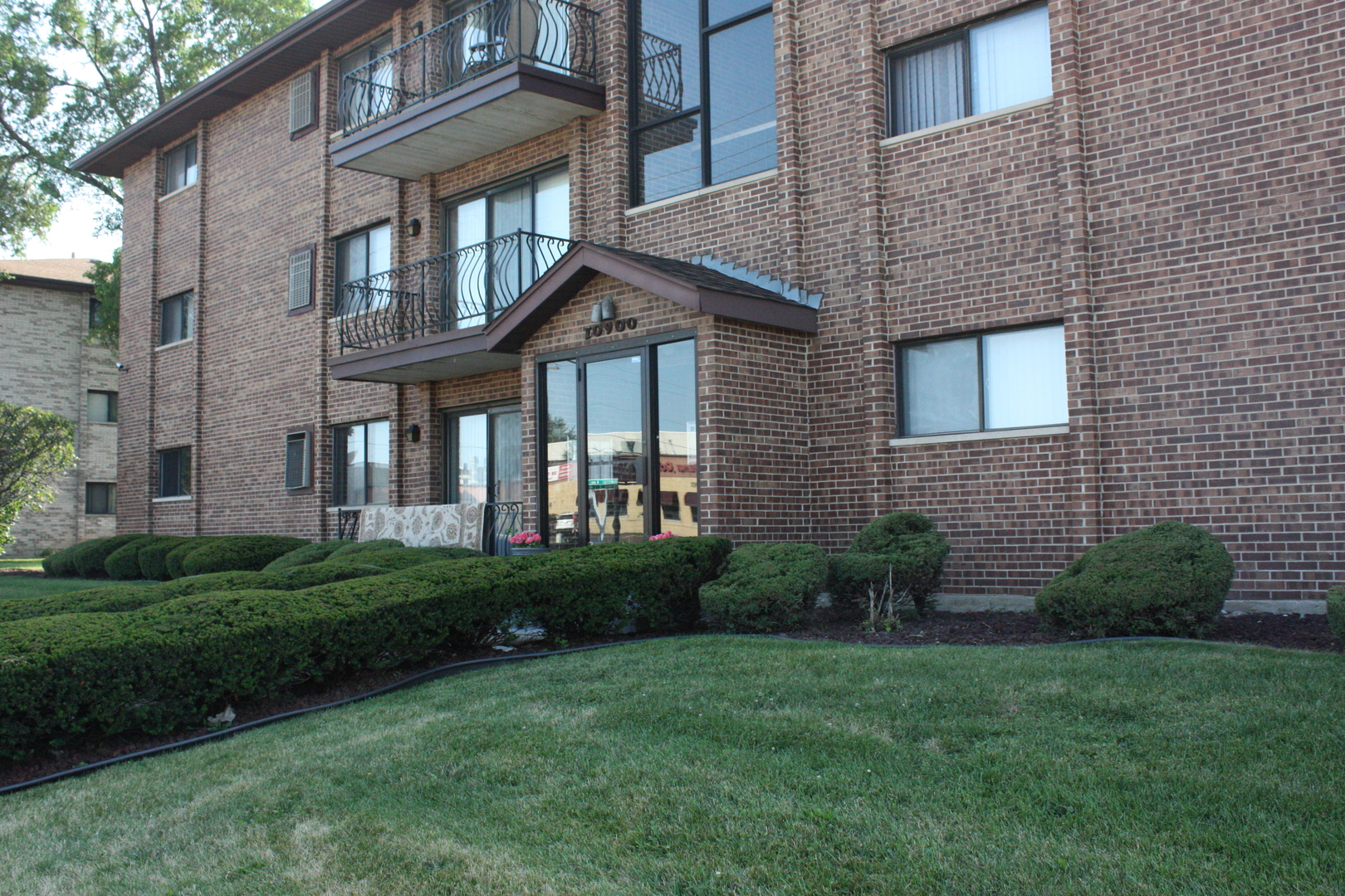 10900 Central Avenue, Unit 2C Chicago Ridge, IL 60415 - Photo 1 of 16 a front view of a house with garden