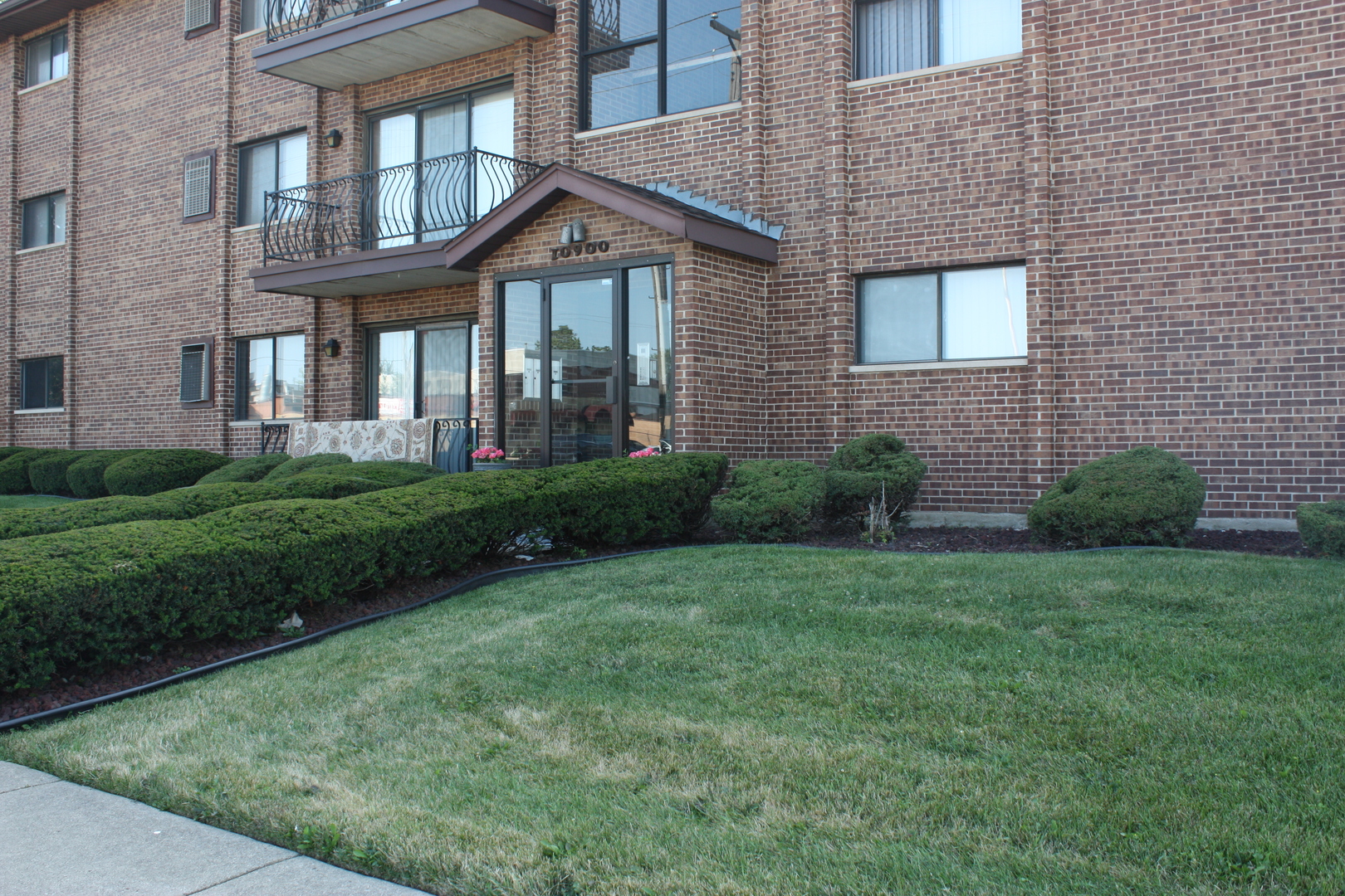 10900 Central Avenue, Unit 2C Chicago Ridge, IL 60415 - Photo 2 of 16 a front view of a house with a yard