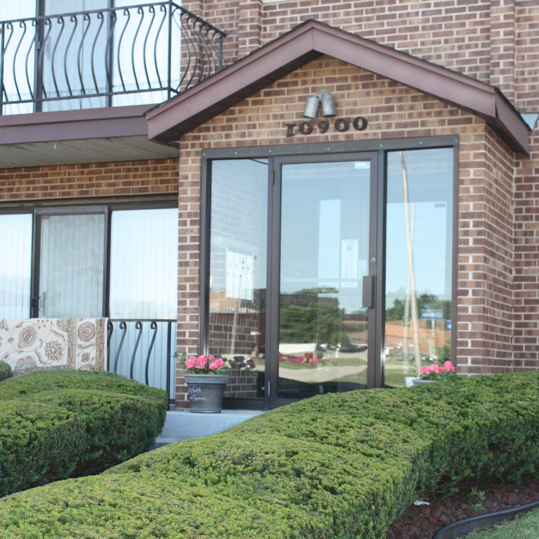 10900 Central Avenue, Unit 2C Chicago Ridge, IL 60415 - Photo 3 of 16 a view of a house with a yard