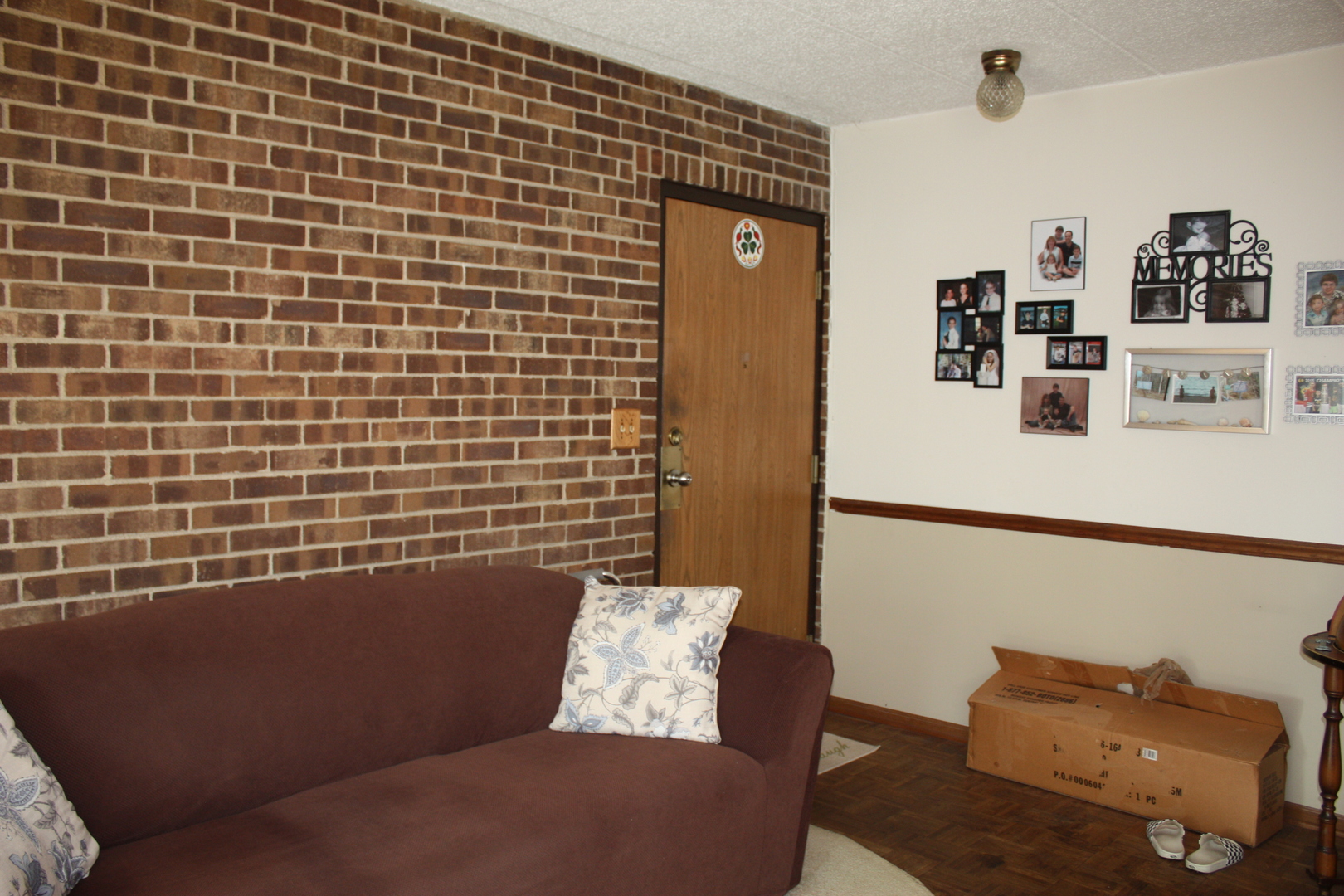 10900 Central Avenue, Unit 2C Chicago Ridge, IL 60415 - Photo 4 of 16 a view of a living room and a couch