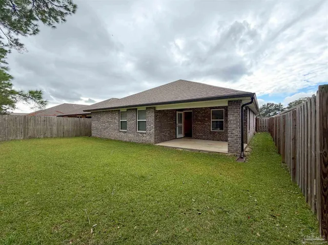 a view of a house with backyard and garden