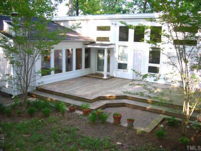 a view of a house with backyard and garden