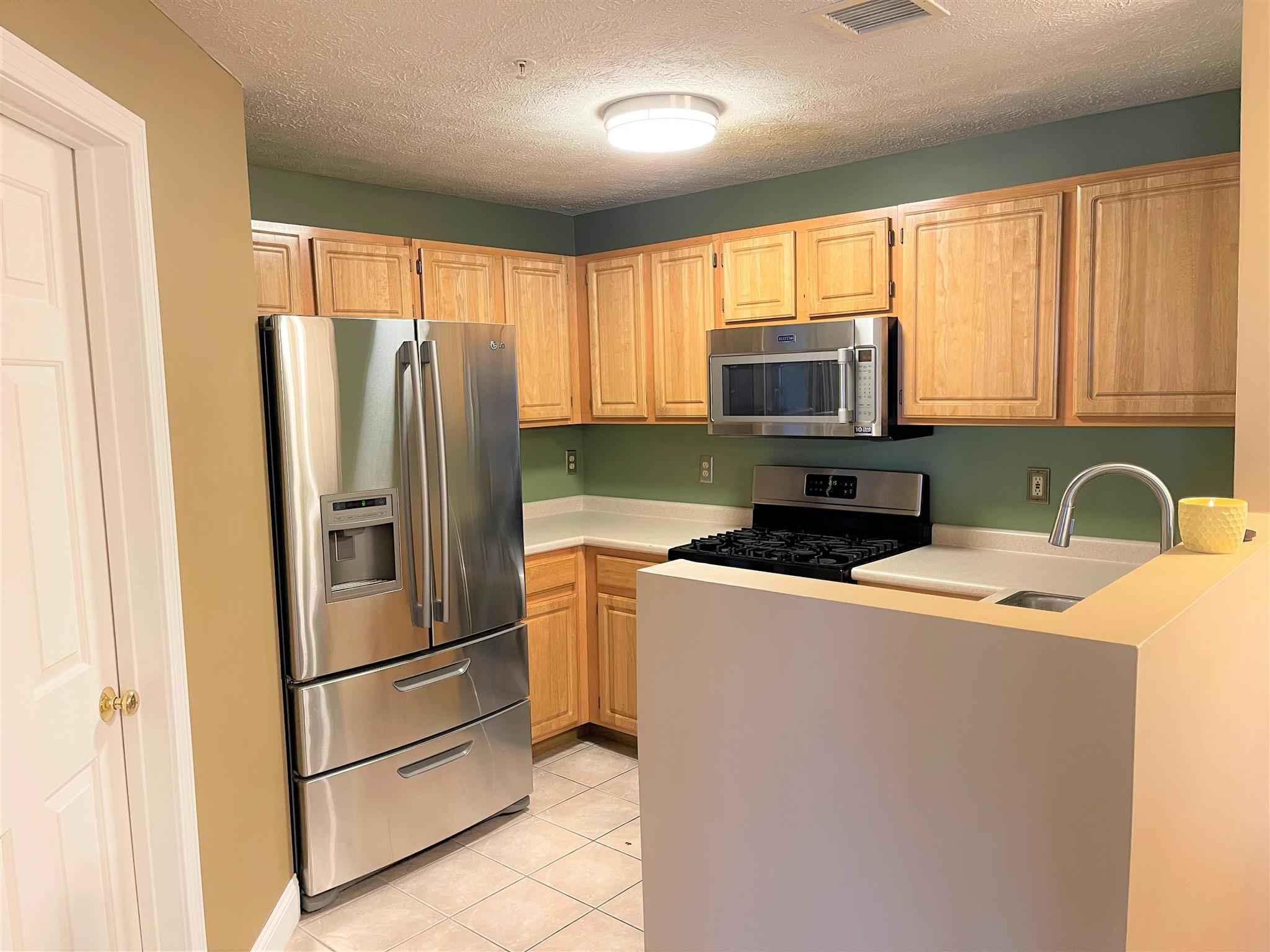 96 River Road, Unit 403 Manchester, NH 03104 - Photo 2 of 20