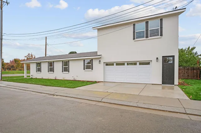 a view of backyard of house garage