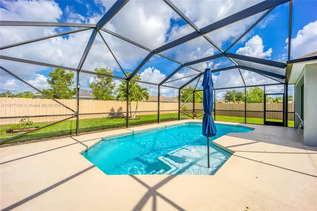 a view of a backyard