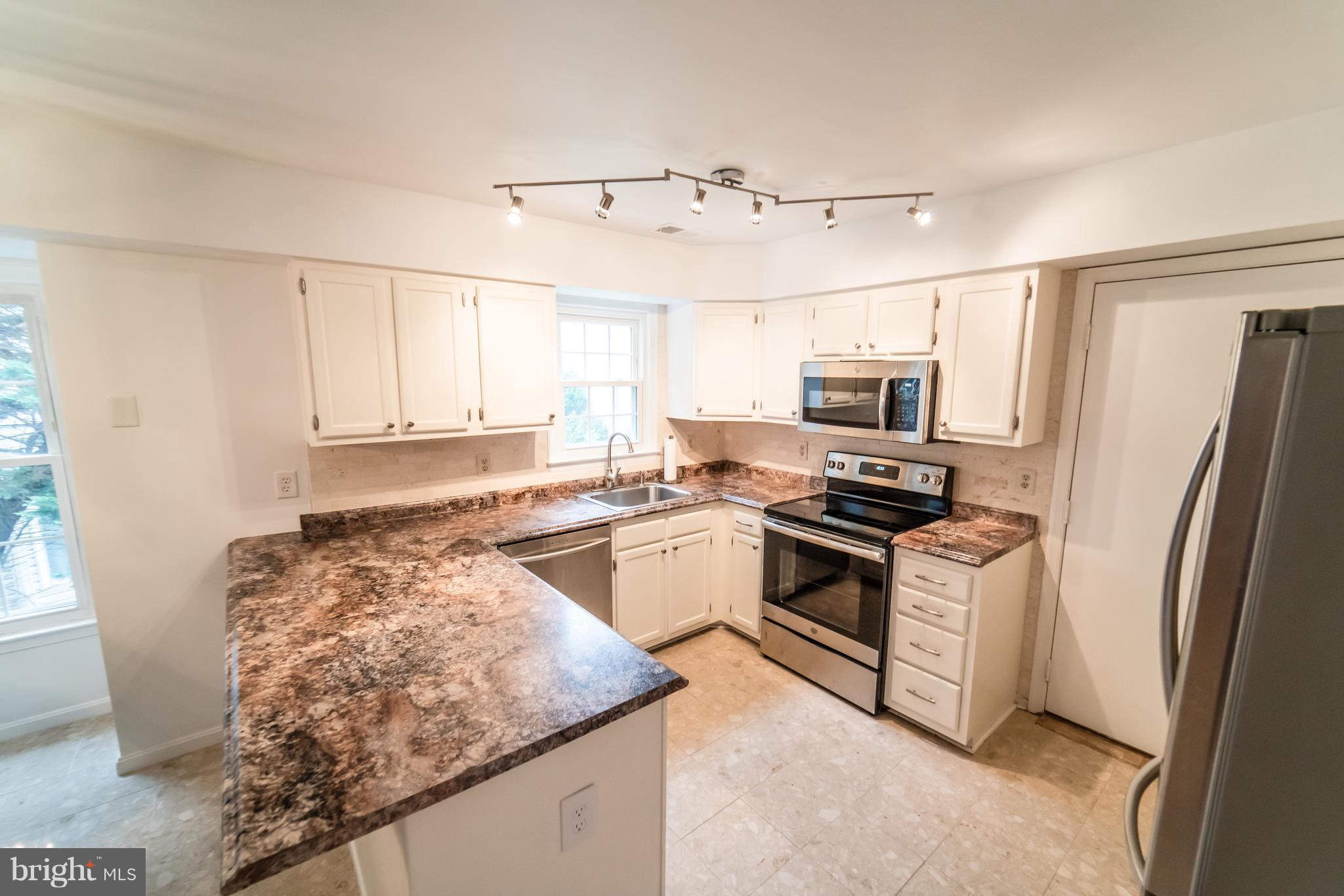 14903 Hatteras Way Silver Spring, MD 20906 - Photo 5 of 30 Gorgeous fully renovated Kitchen...Wow!