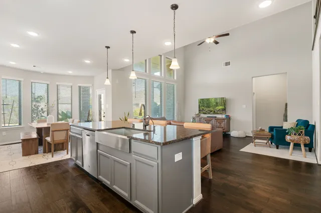 a large kitchen with kitchen island a large island in it