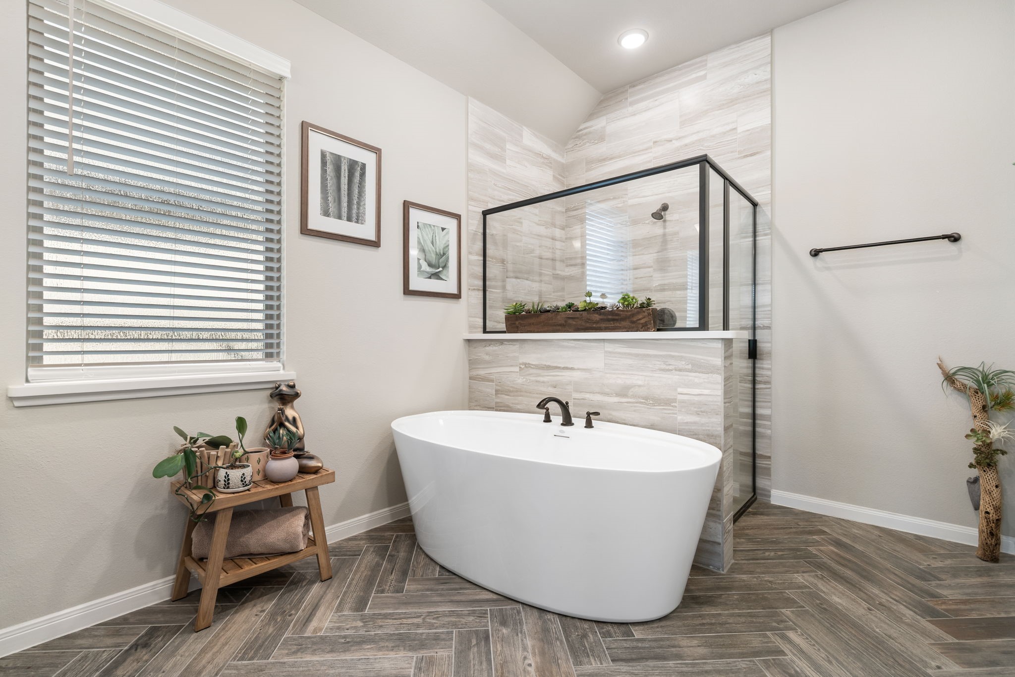 17525 Sunset Skies Road Conroe, TX 77302 - Photo 22 of 50 Enjoy a deep soak after a long day...