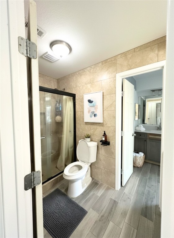 8332 La Roche Lane Houston, TX 77036 - Photo 13 of 15 Hollywood Bath Staged 2nd Floor