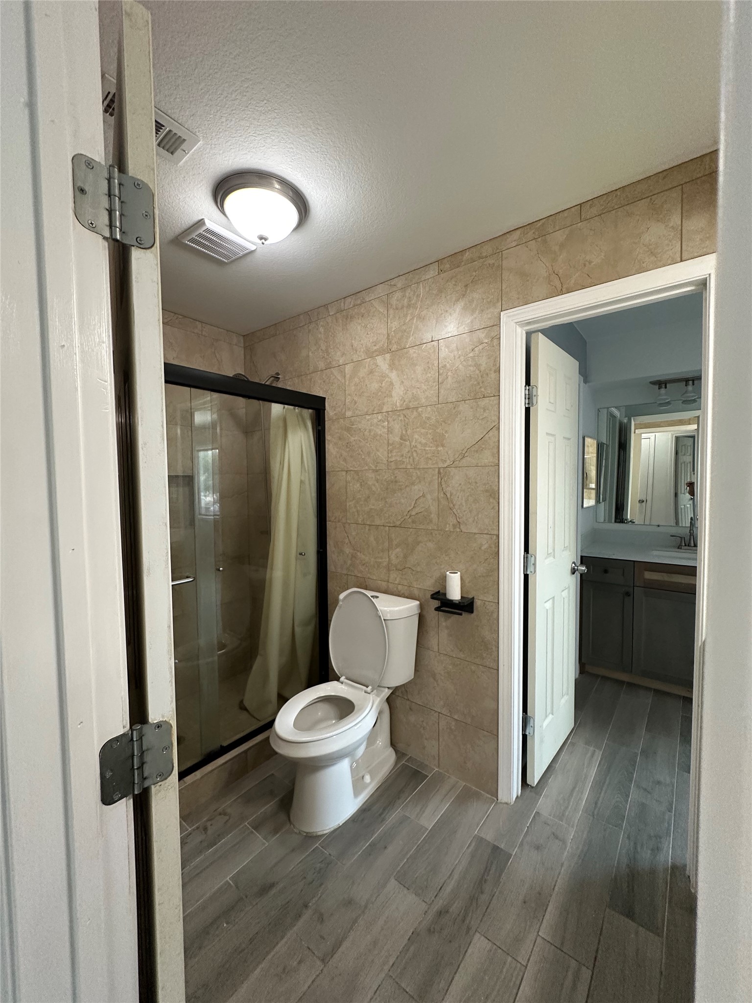 8332 La Roche Lane Houston, TX 77036 - Photo 14 of 15 Hollywood Bathroom