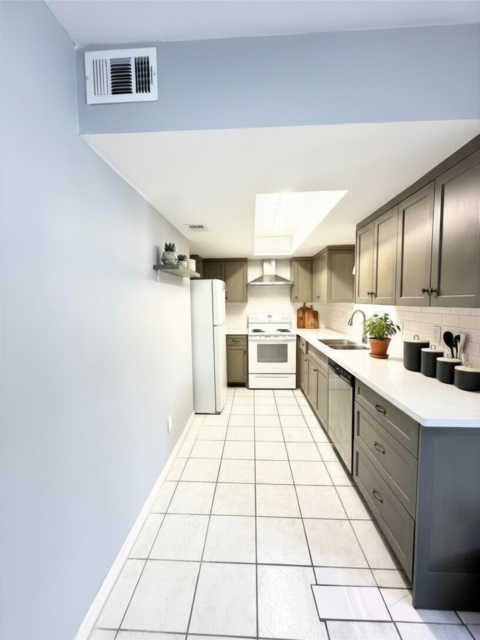 8332 La Roche Lane Houston, TX 77036 - Photo 4 of 15 White Quartz Kitchen Countertops Staged 1st Floor