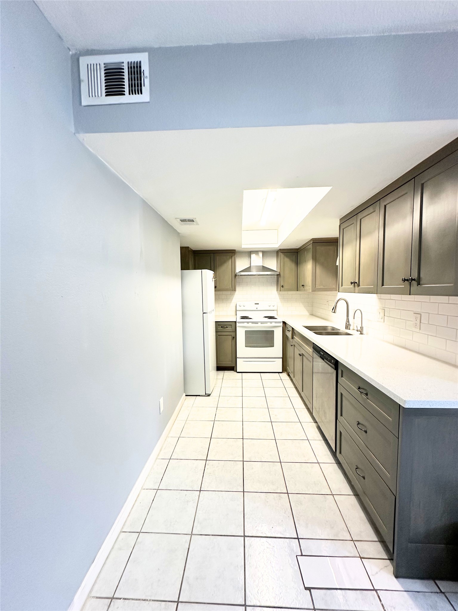 8332 La Roche Lane Houston, TX 77036 - Photo 5 of 15