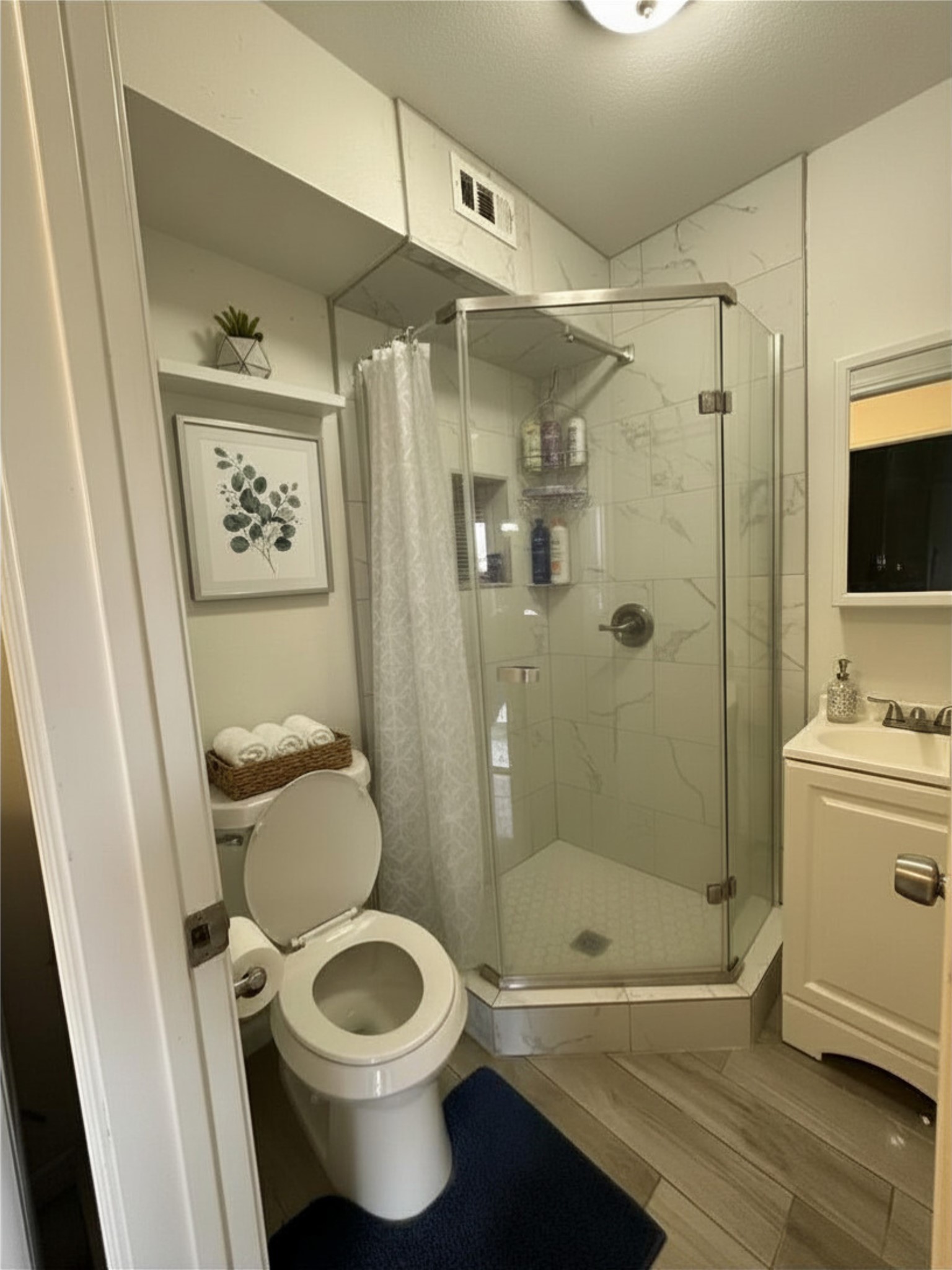 8332 La Roche Lane Houston, TX 77036 - Photo 6 of 15 Full Bath Staged 1st Floor