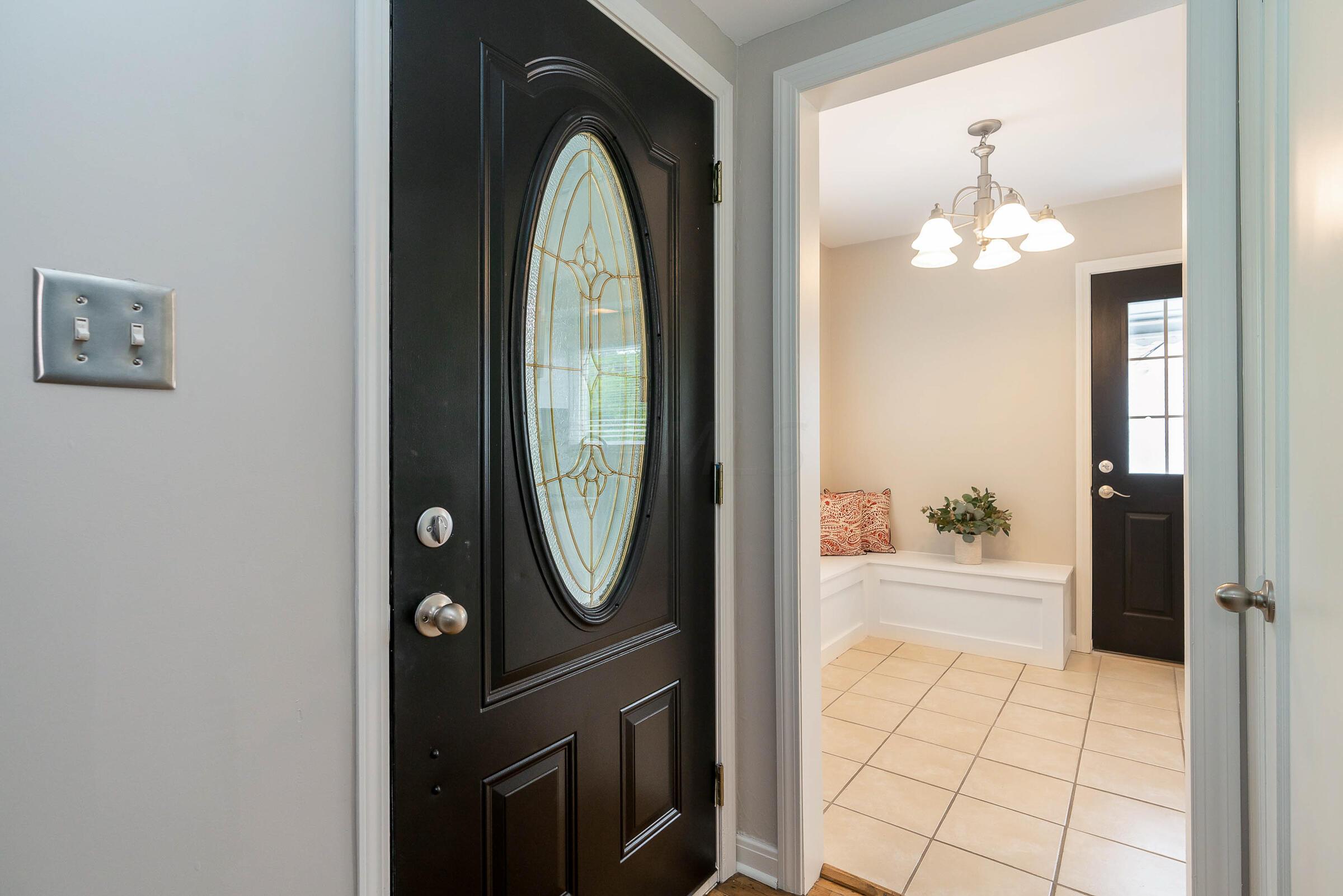 588 Northridge Road Columbus, OH 43214 - Photo 5 of 31 Foyer with coat closet