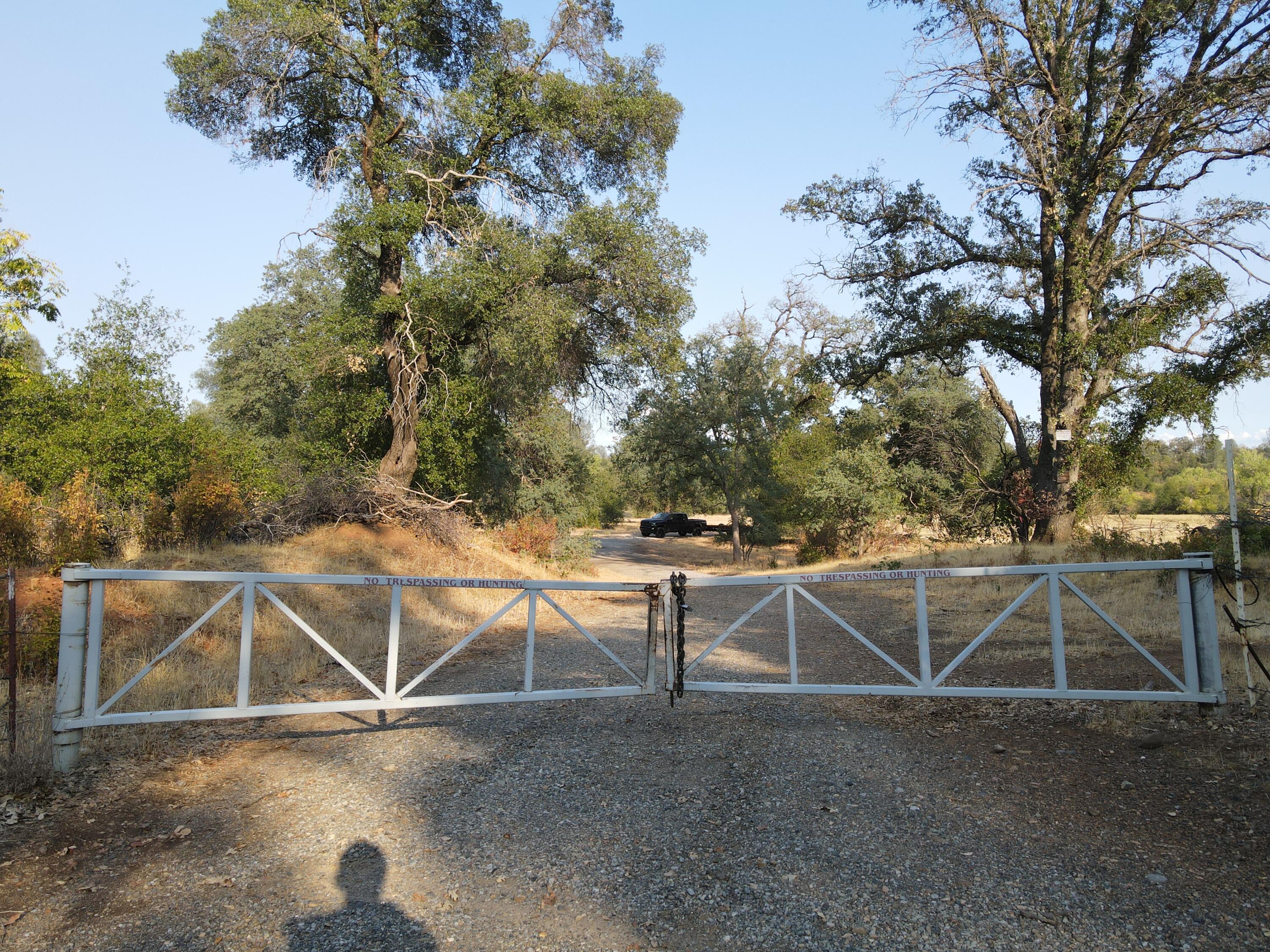 Old Oregon Trail Redding, CA 96002 - Photo 46 of 51 a view of a yard with table and chairs