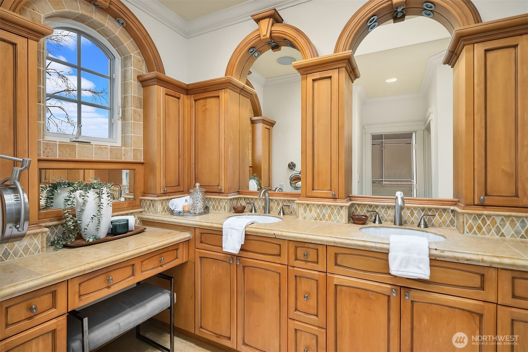 8772 Sand Point Way Northeast Seattle, WA 98115 - Photo 23 of 40