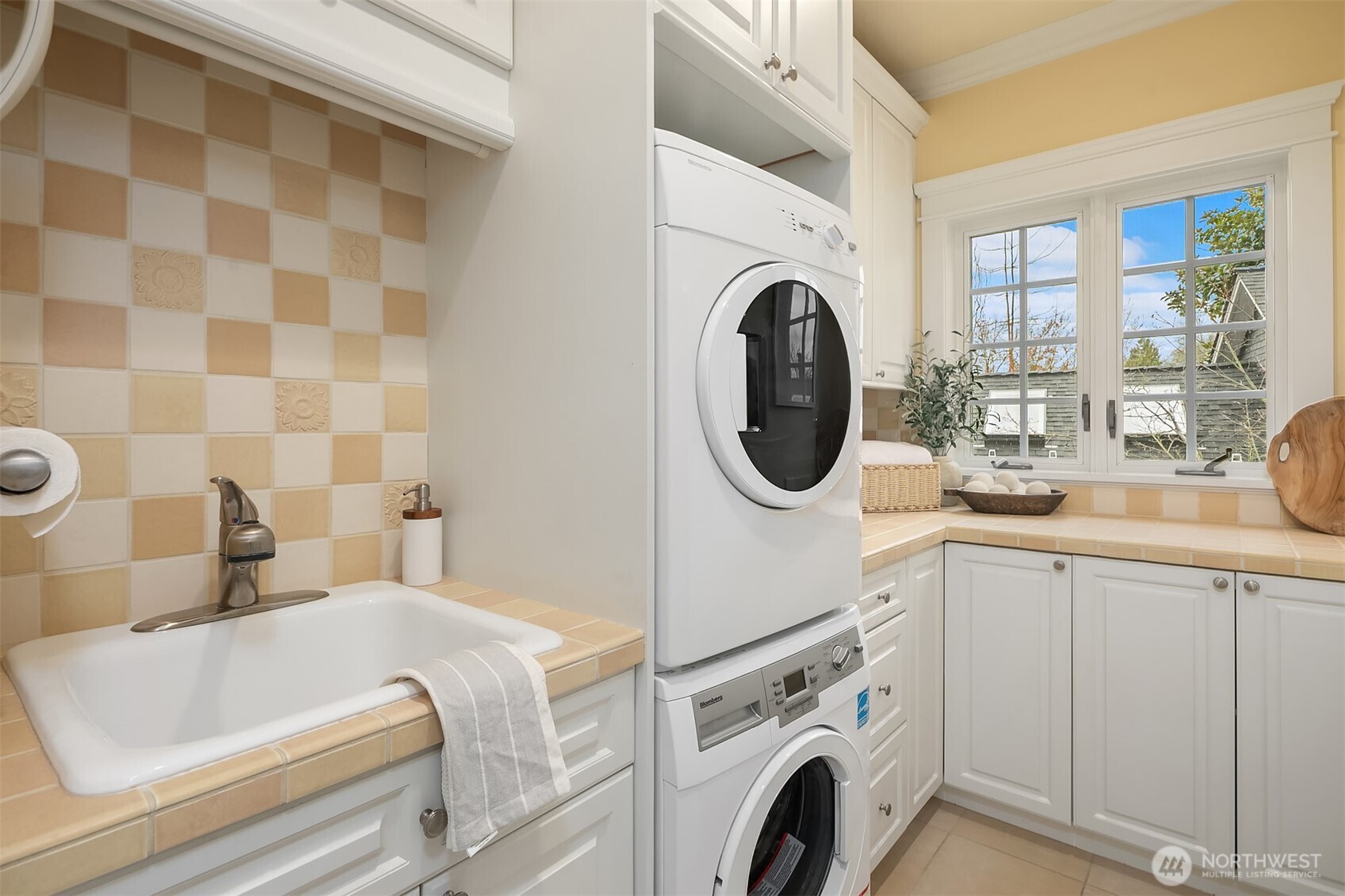 8772 Sand Point Way Northeast Seattle, WA 98115 - Photo 25 of 40