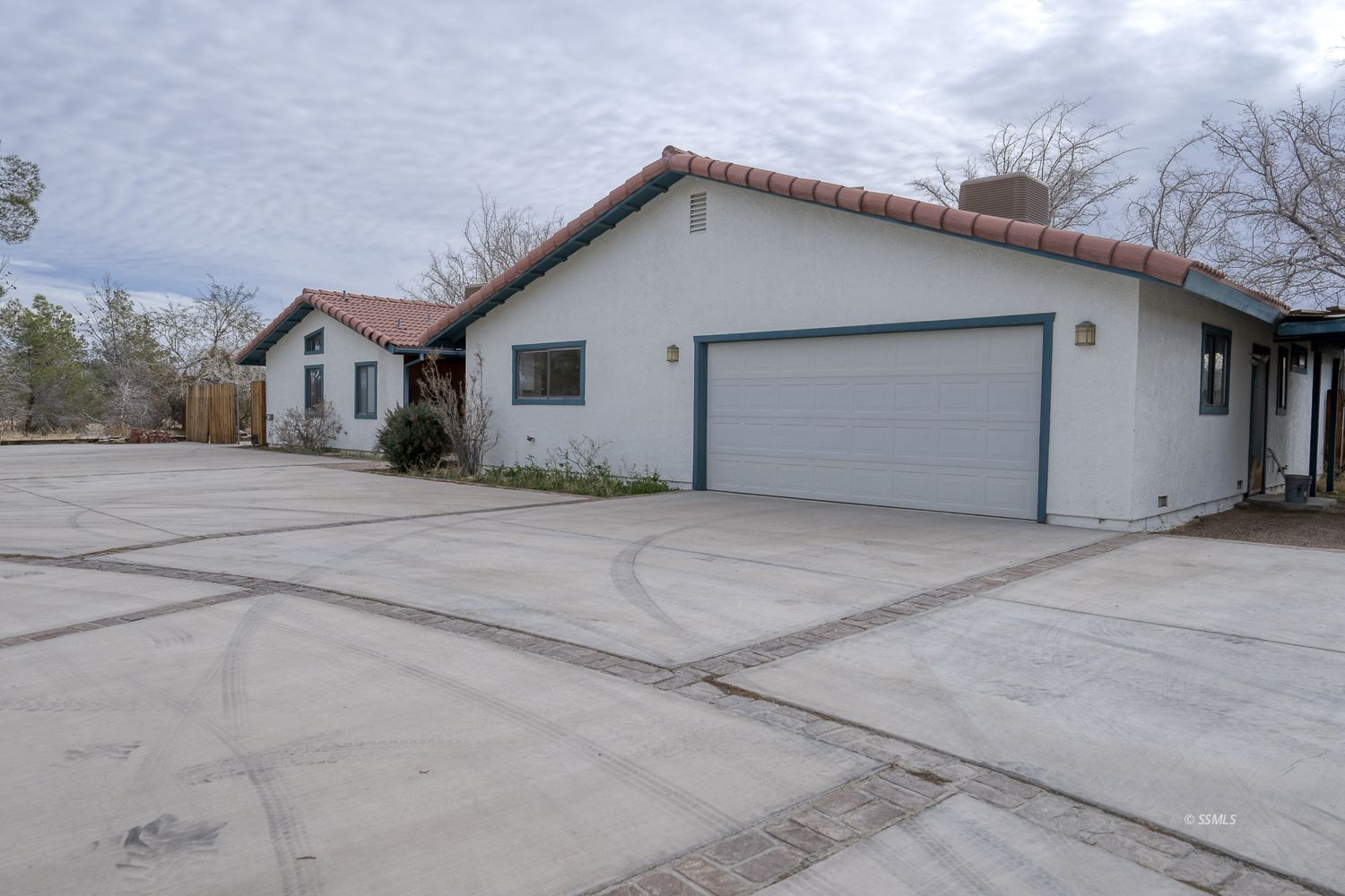 854 Campbell Street Ridgecrest, CA 93555 - Photo 39 of 45 a view of garage yard and large tree