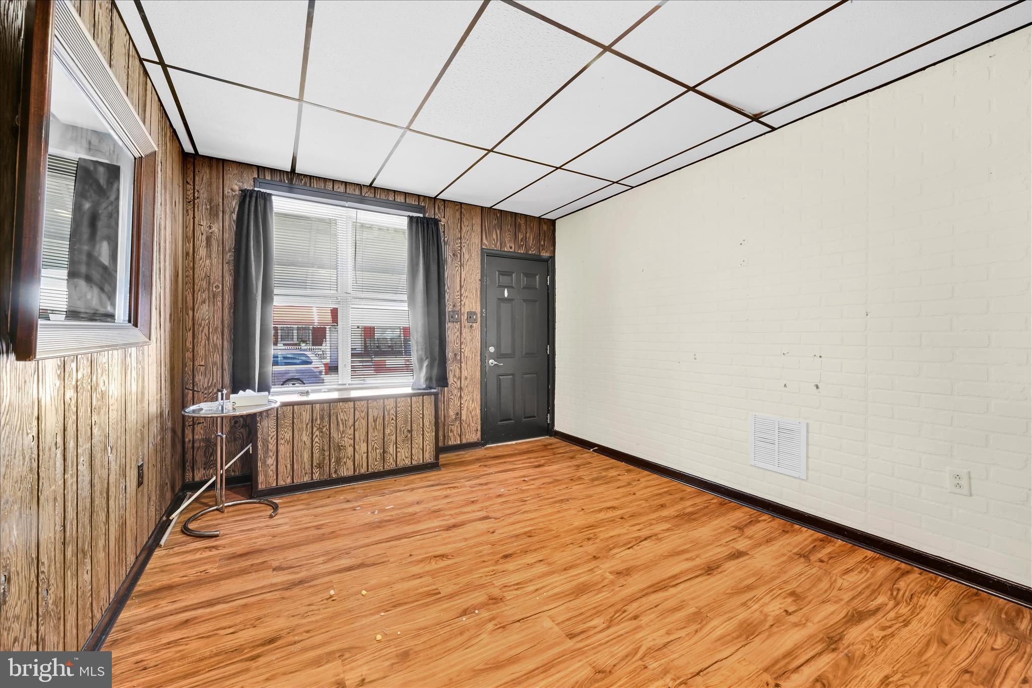 940 Pike Street Reading, PA 19604 - Photo 9 of 29 Living Room