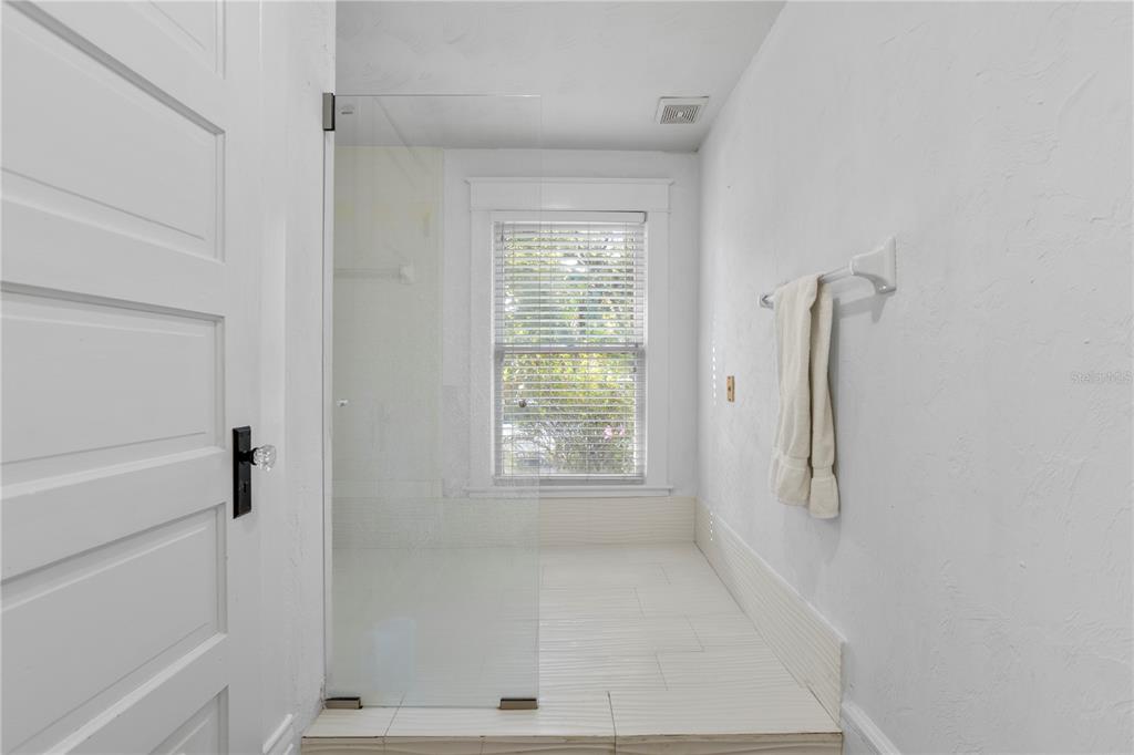 520 East Anderson Street Orlando, FL 32801 - Photo 20 of 26 a view of an empty room with a window