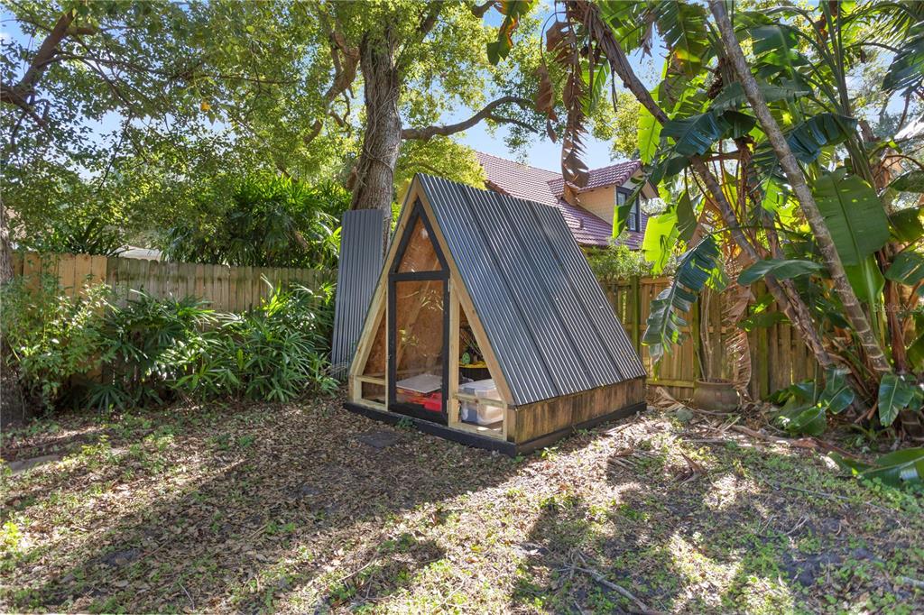 520 East Anderson Street Orlando, FL 32801 - Photo 23 of 26 a view of a backyard with a small cabin