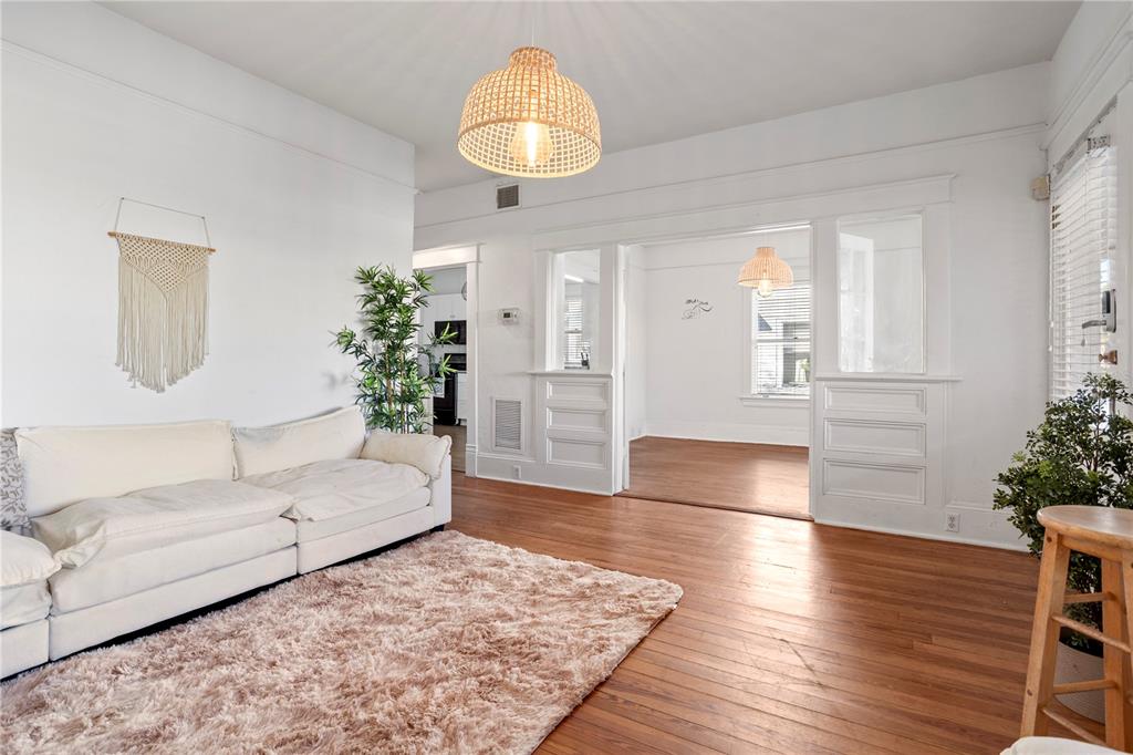 520 East Anderson Street Orlando, FL 32801 - Photo 3 of 26 a living room with furniture and a potted plant