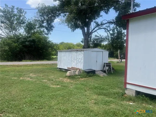a view of a backyard