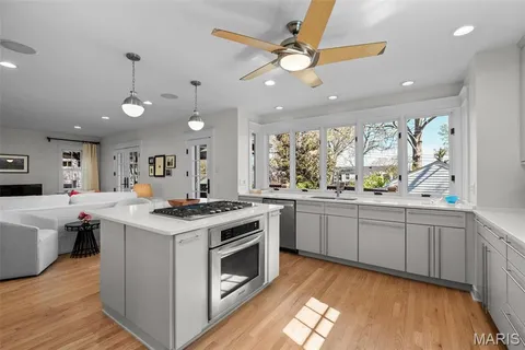$1,025,000 | 8105 Kingsbury Boulevard, Clayton, MO 63105