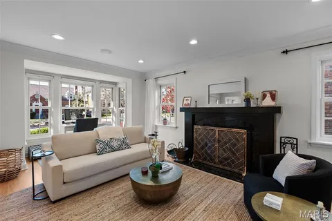 $1,025,000 | 8105 Kingsbury Boulevard, Clayton, MO 63105