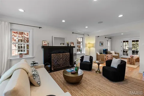 $1,025,000 | 8105 Kingsbury Boulevard, Clayton, MO 63105