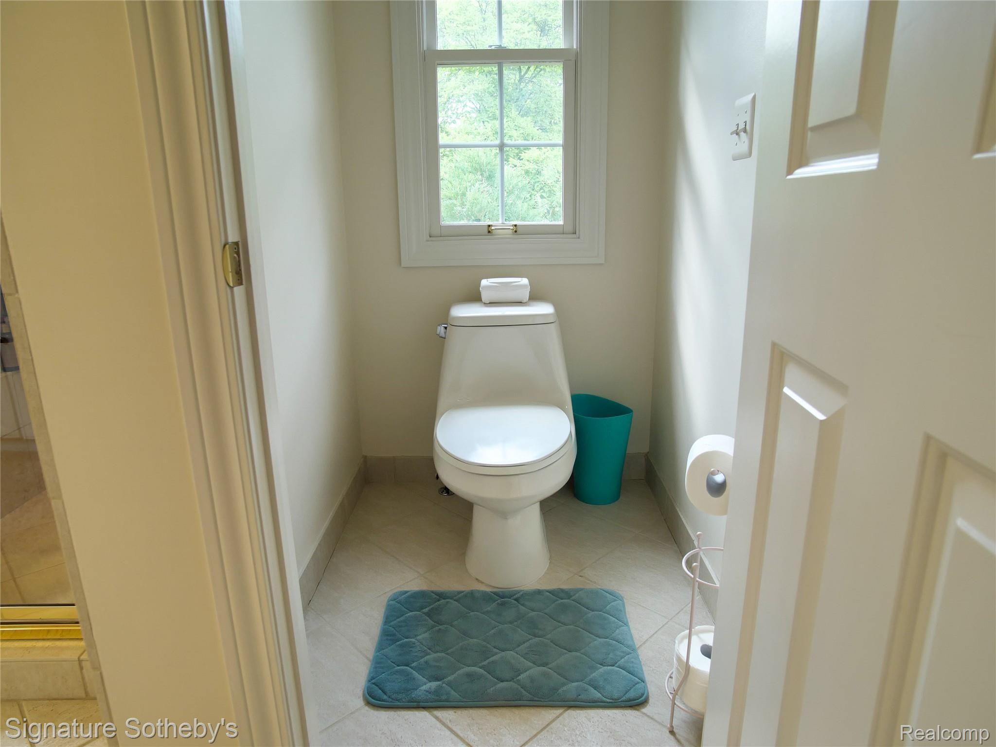 399 Neff Road Grosse Pointe, MI 48230 - Photo 34 of 52 25 - Toilet.jpg