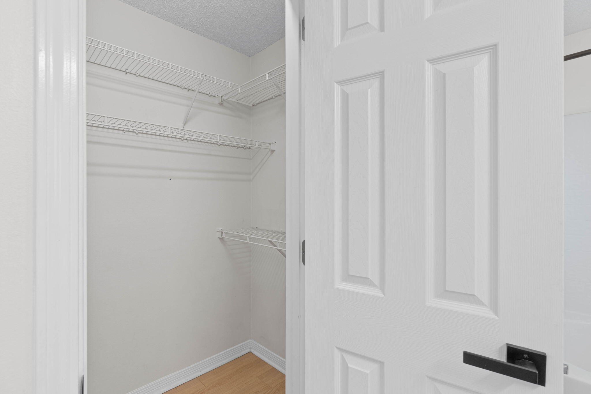 962 John Wayne Circle Fort Walton Beach, FL 32547 - Photo 20 of 25 a view of a hallway