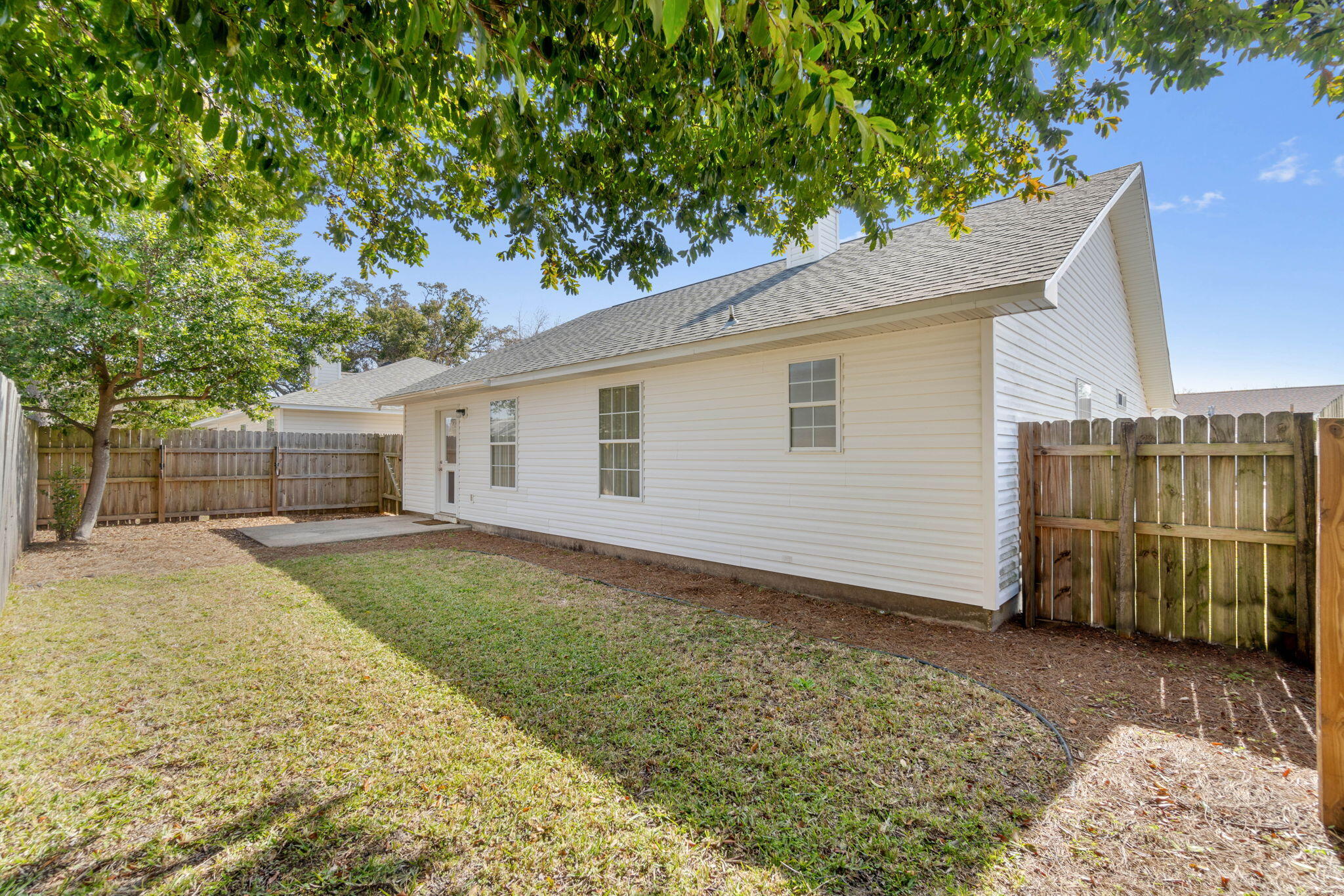 962 John Wayne Circle Fort Walton Beach, FL 32547 - Photo 23 of 25 a backyard of a house