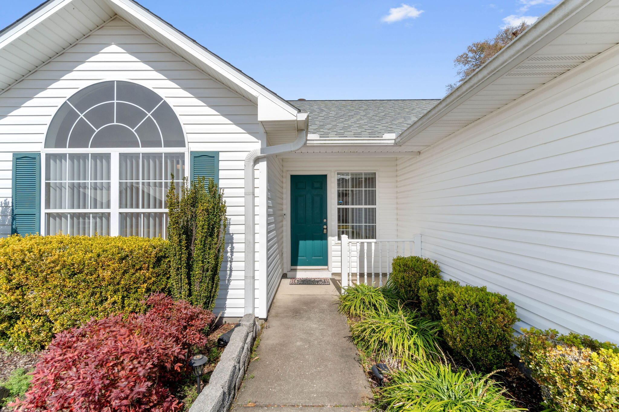 962 John Wayne Circle Fort Walton Beach, FL 32547 - Photo 3 of 25 a front view of a house with a yard