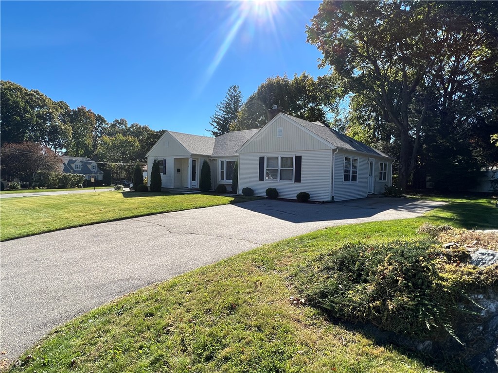 121 Sagamore Road Cranston, RI 02920 - Photo 3 of 21